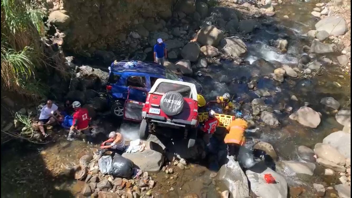 Cinco heridos por choque entre carros que cayeron a cauce de río en Moravia