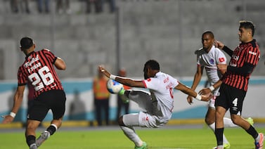 Olimpia vs Alajuelense: aficionados del Saprissa se “meten” al partido para hacer un reclamo