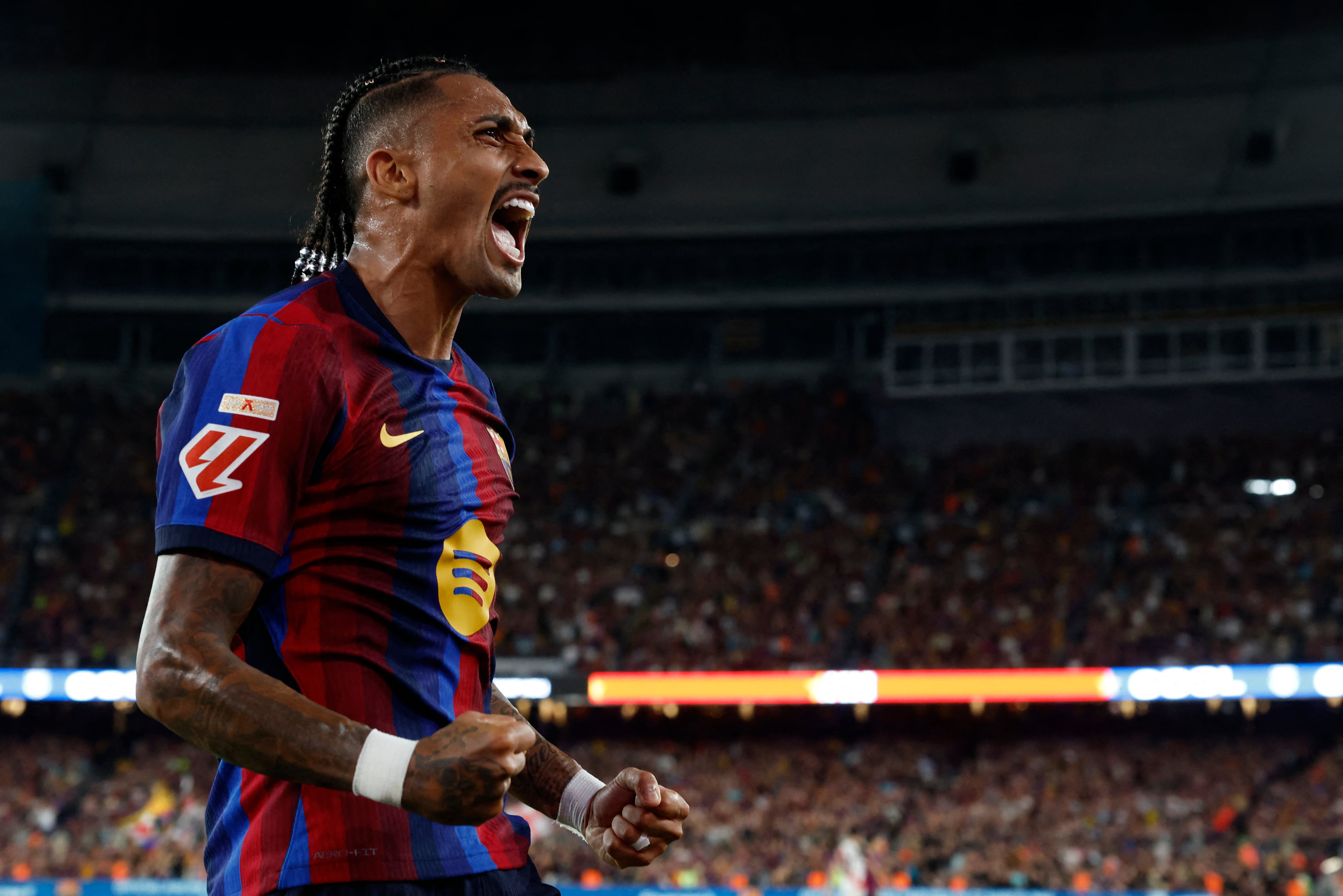 El delantero brasileño Raphinha celebra uno de sus goles en el partido entre el FC Barcelona y el Rayo Vallecano en el Camp Nou, por la Liga Española.