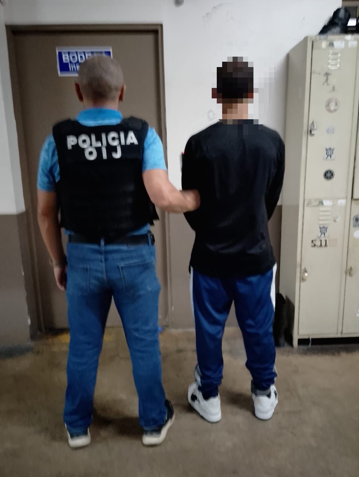 Un hombre de apellido Herrera, de 19 años, fue detenido en Pavas, al tener una orden de captura. Foto: OIJ