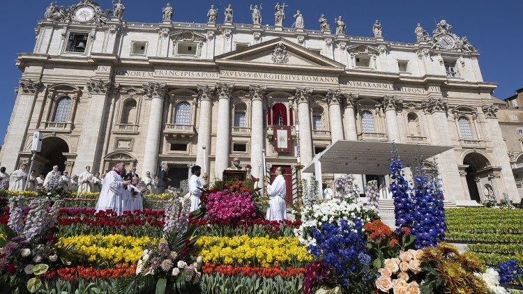 El papa Francisco, en las primeras horas de la tarde de este sábado 12 de abril, fue a la basílica de Santa María la Mayor, a pocas horas del inicio de la Semana Santa.