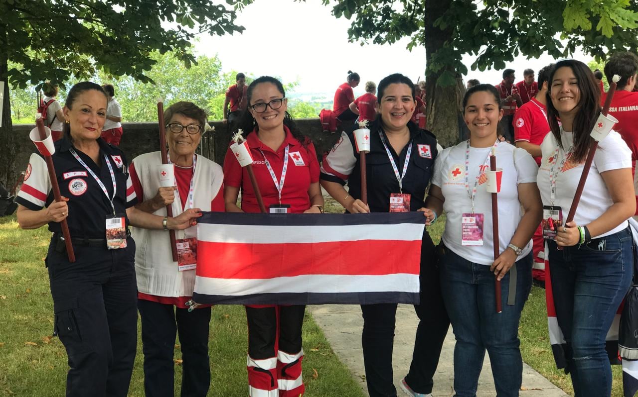 Dyanne Marenco González, cruzrojista voluintaria desde los 15 años, es la primera mujer, en los 136 años que tiene de existir en Costa Rica la Cruz Roja, que es nombrada presidenta de la institución. En la foto con doña Betty Trejos Guerrero, la abuelita quien también es voluntaria