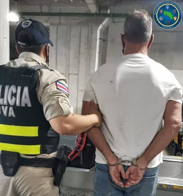 Detienen a extranjero que pretendía sacar del país siete serpientes y seis lagartijas. Foto MSP.