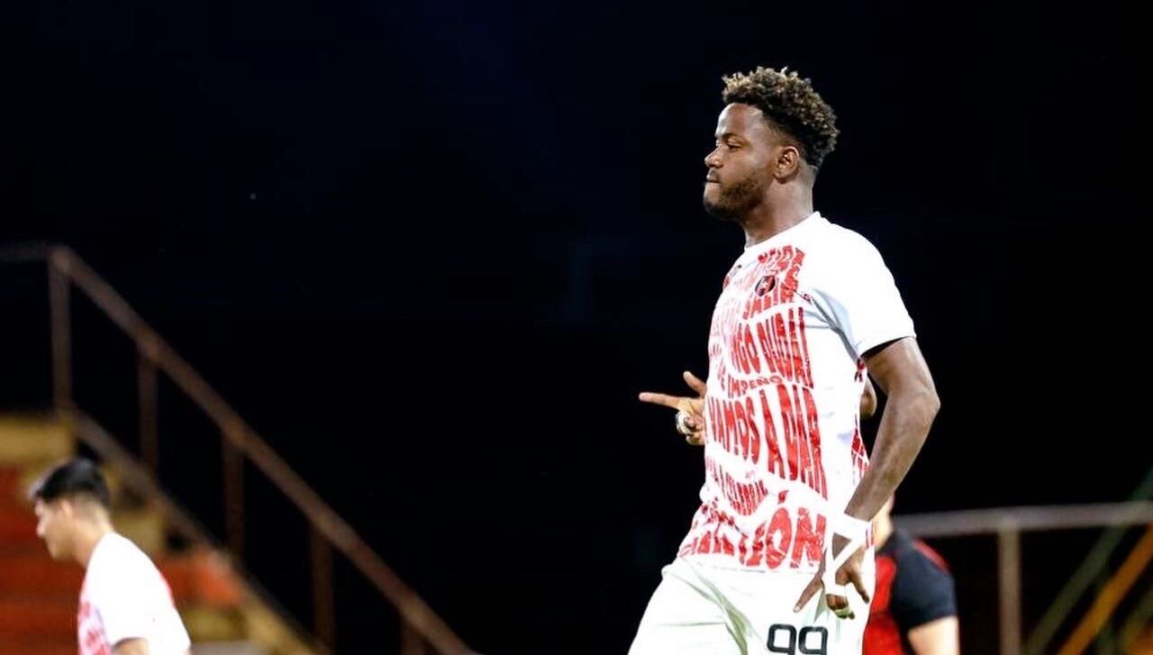 Freddy Góndola es uno de los jugadores titulares de Liga Deportiva Alajuelense contra Puntarenas FC.