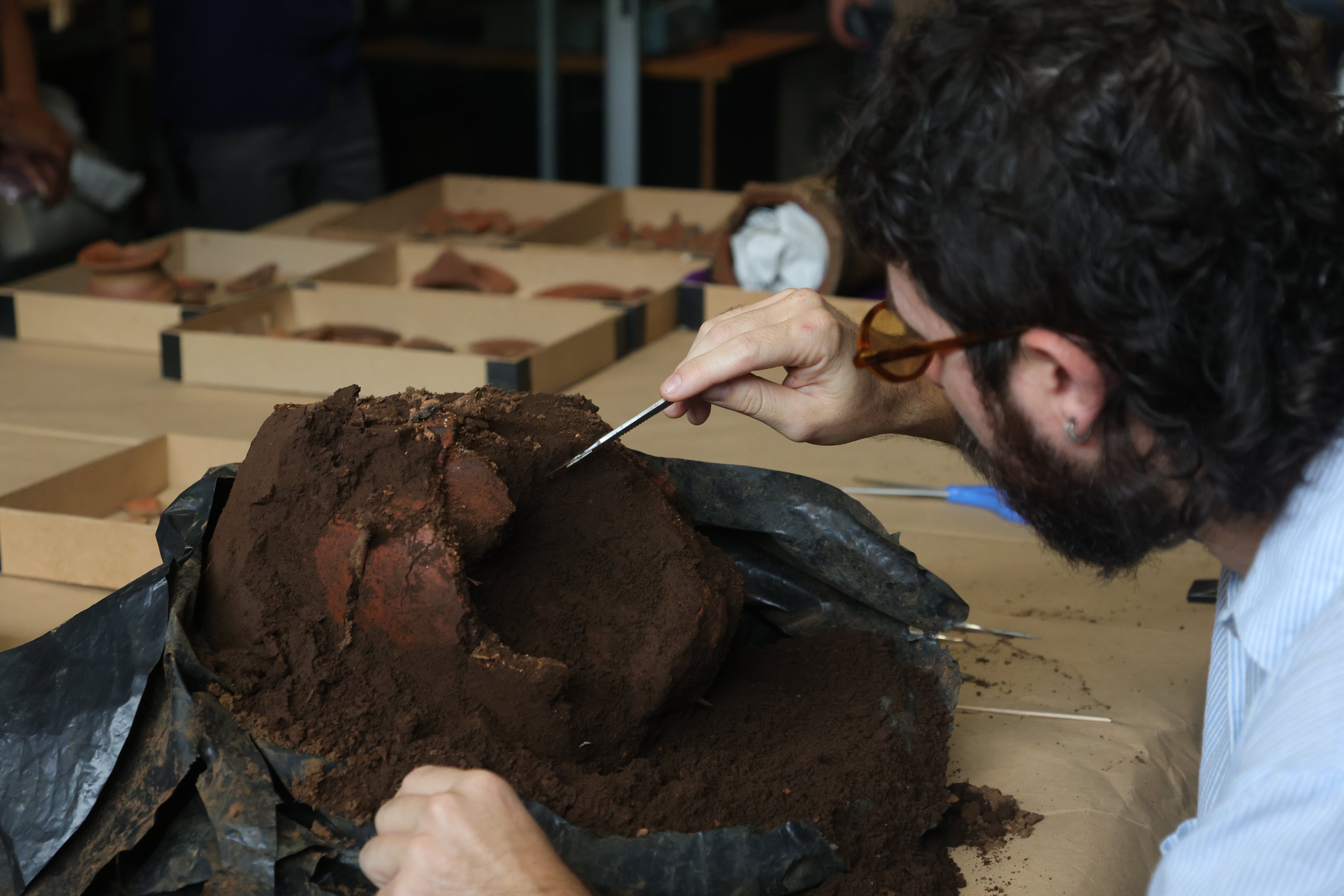 fotos de las piezas de cerámica que fueron encontradas en una construcción en Alajuela.