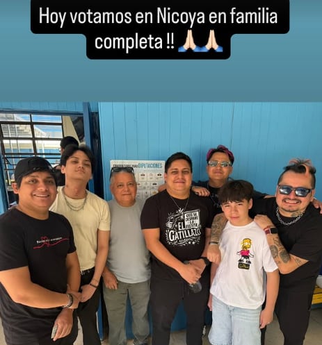 Parte de los famositicos que acudieron al llamado de salir a votar en estas Elecciones 2026.