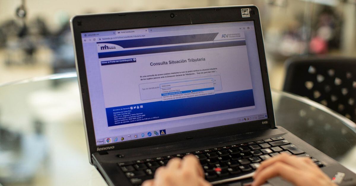 En la imagen una computadora con la página de Hacienda