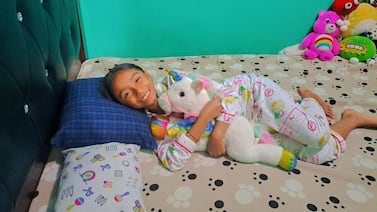 Una niña duerme feliz gracias al peluche que le regaló un aficionado de Saprissa
