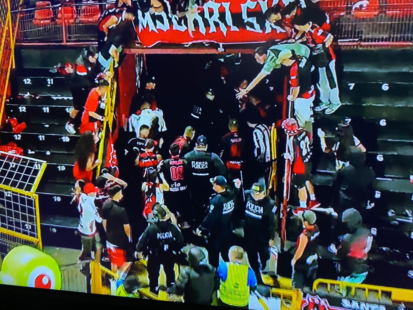 Altercado en la final entre la Liga y Herediano. Imagen Futv