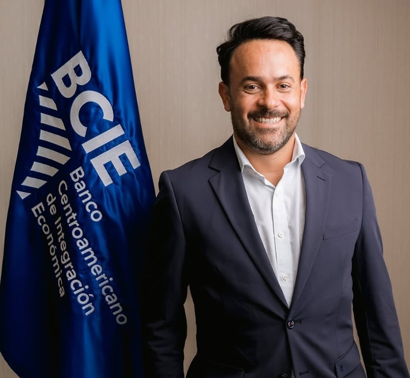 Erwen Masís Castro y la presentadora Ginnés Rodríguez