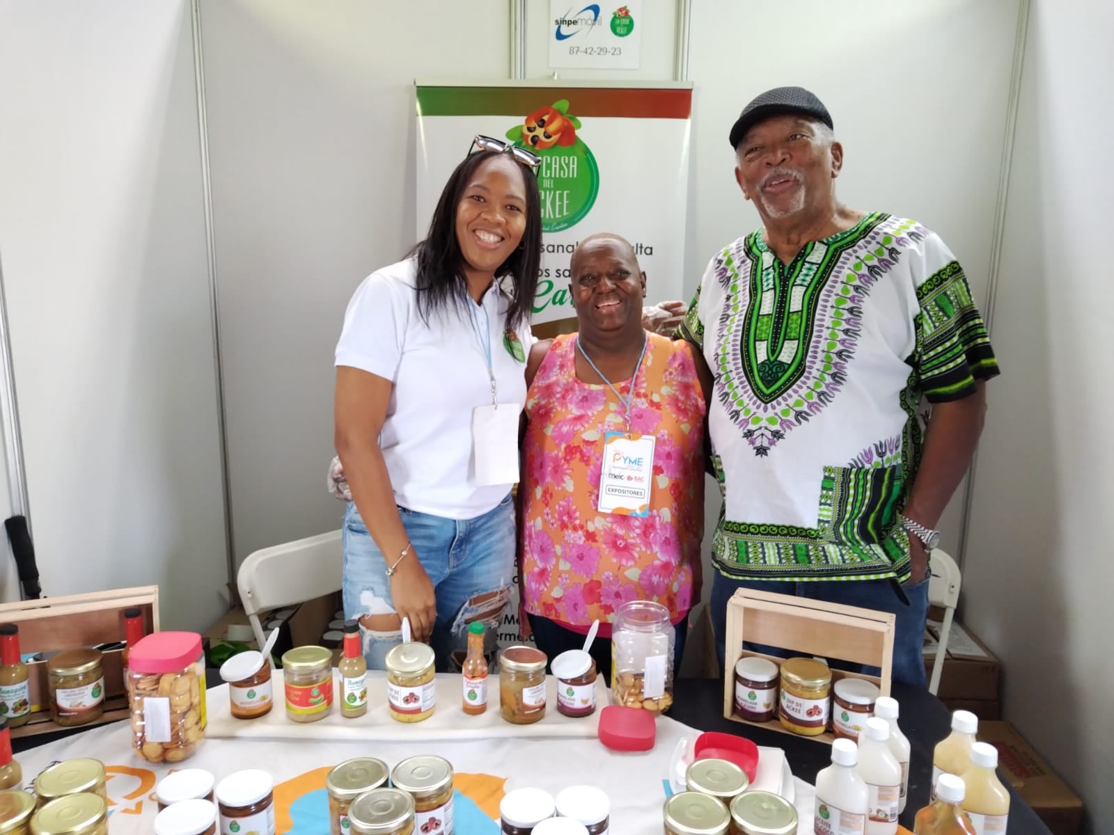 Ackee, la fruta nacional de Jamaica, es la que desde hace cinco años usa una familia limonense como base de un emprendimiento que avanza positivamente. En foto, Straissand Bruce, Jennifer MClean y Próspero Bruce.