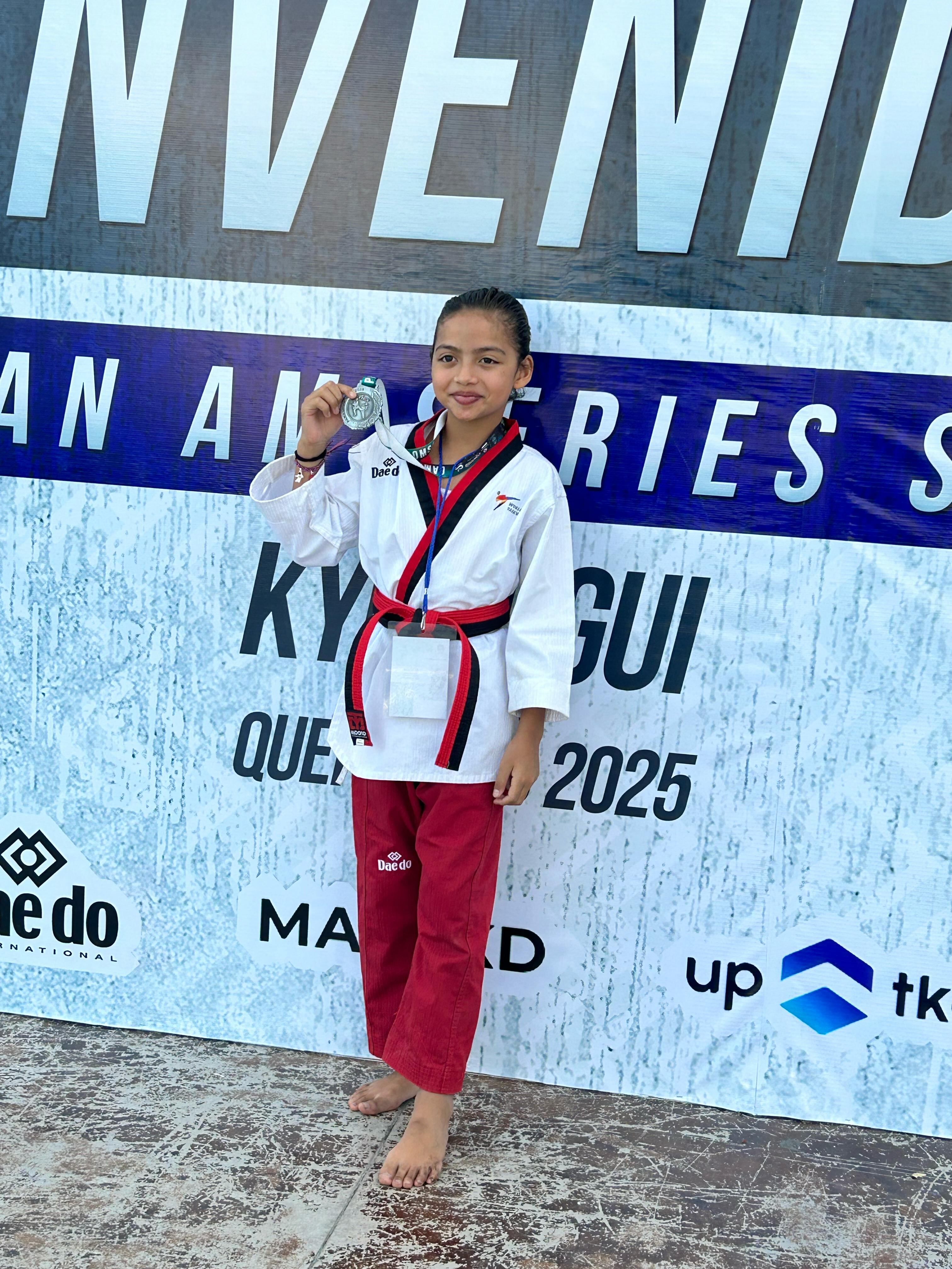 Maríapaula Rocha es una niña de 10 años, que practica taekwondo y a su corta edad tiene decenas de medallas de oro. Cortesía Carolina Espinoza, madre de la menor.