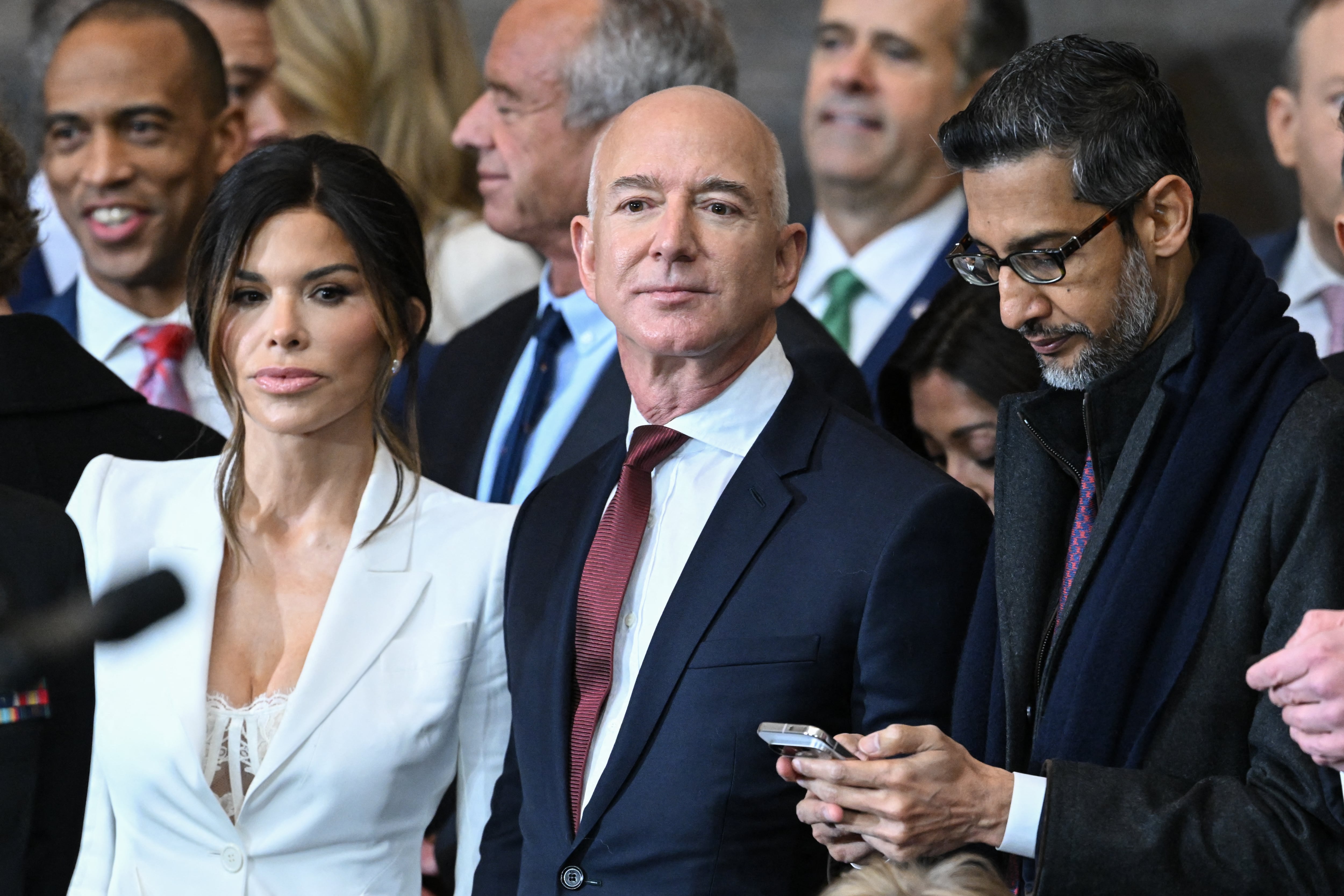 डावीकडून उजवीकडे) लॉरेन सांचेझ, ॲमेझॉनचे संस्थापक जेफ बेझोस यांची मैत्रीण. सांचेझ ब्लू ओरिजिन मिशनवर प्रवास करतील.