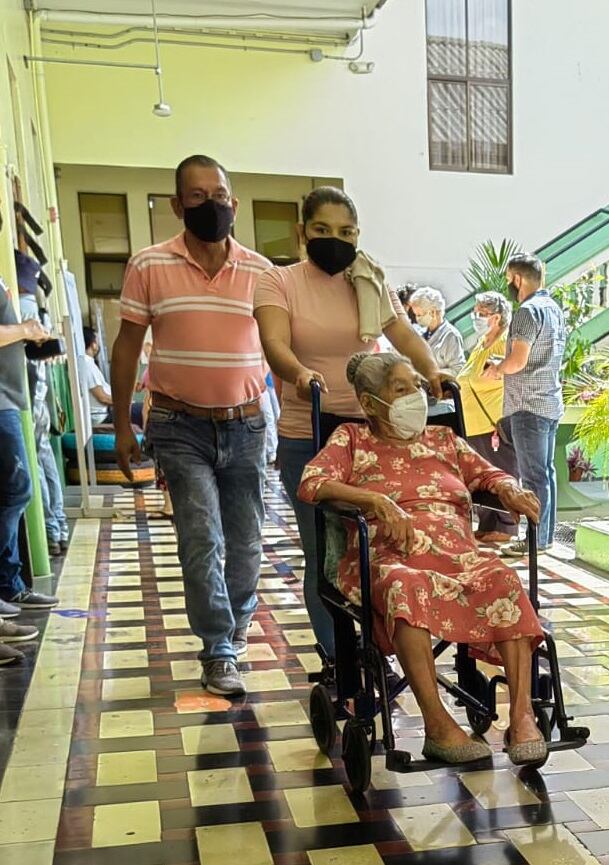 Carmen Aguilar Delgado, escazuceña de la pura cepa, quien nació el 18 de octubre de 1923, llegó a votar a la escuela República de Venezuela, en Escazú con tremendo orgullo por tener 98 años