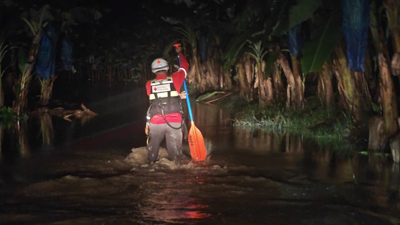 Inundaciones que afectan al Caribe y la Zona Norte del país mantienen a cientos de personas lejos de sus casas, desde la madrugada del 17 de agosto del 2026. Foto: Cruz Roja