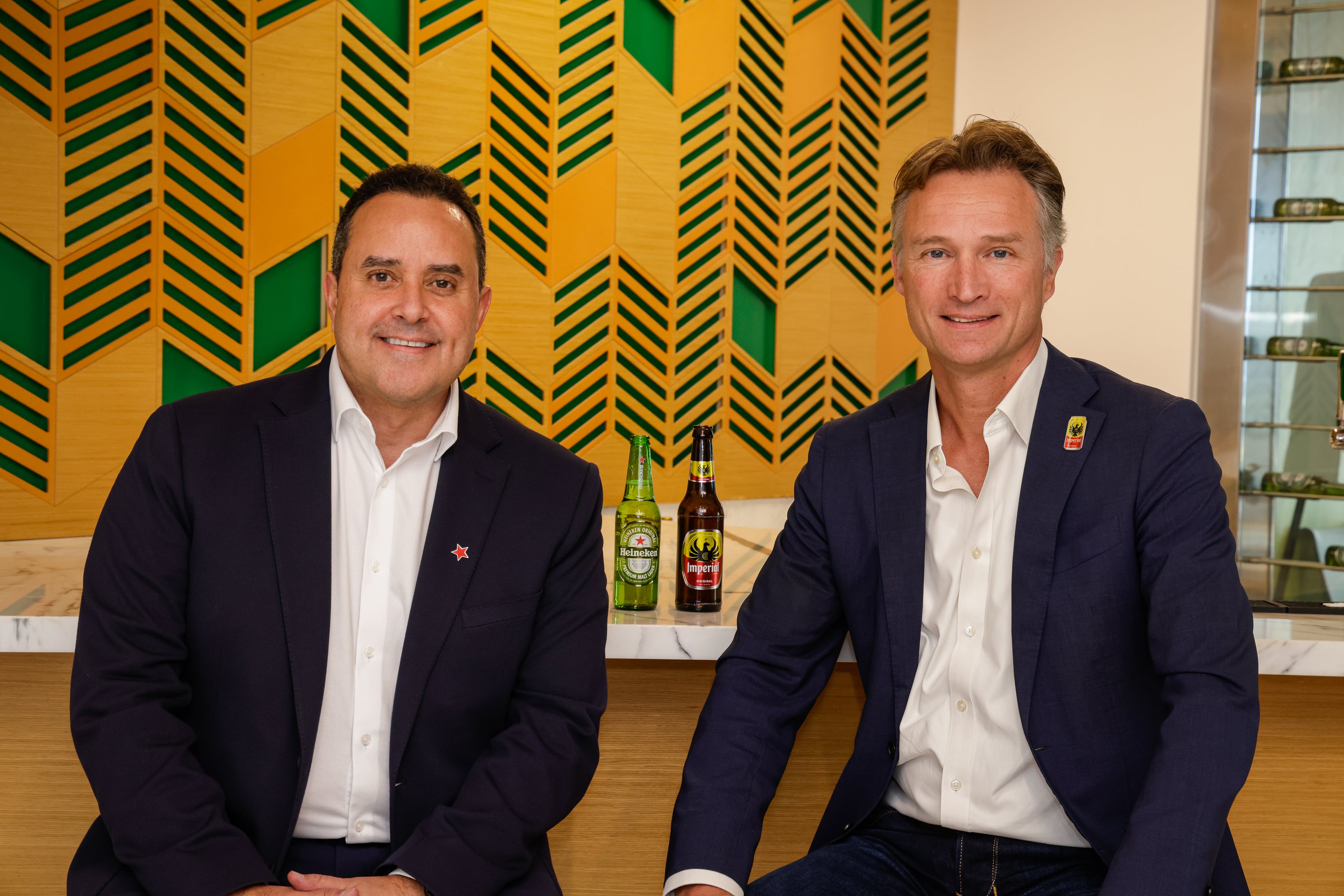 Anuncio de la venta de Fifco a la empresa Heineken. Dolf Van Den Brink y Rolando Carvajal en la imagen, quienes son los CEO de las empresas.