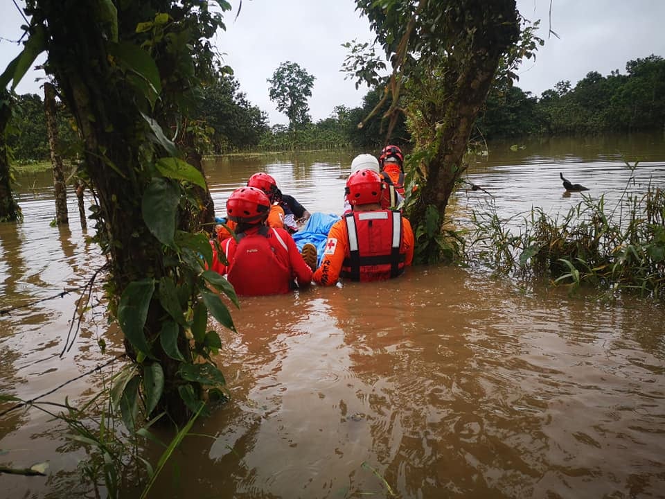 Agricultor y señora de 71 años que trataron de salvar ganado de inundaciones serían las primeras víctimas mortales de las lluvias