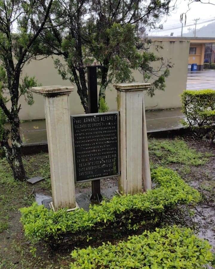 Se robaron el busto del padre Armando Alfaro