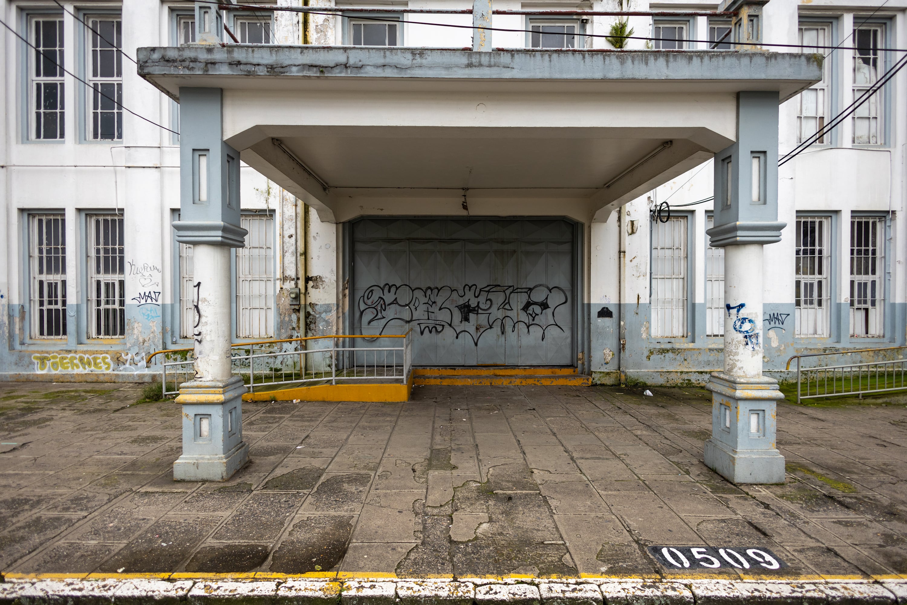 14/11/2024, Cartago, fotografías del Gimnasio del Colegio de San Luis Gonzaga, para poder observar el deterioro en el que está el edificio abandonado.