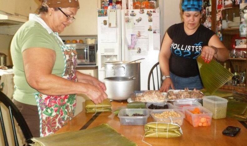 Doña Ana Catalina Cordero Chaves, quien vive en Hialeah, ciudad ubicada en el condado de Miami del estado de Florida, se prepara con las hojas, las amarras, la carne, los olores, en fin, todo lo que necesita para hacer tamales. En la foto le ayuda a hacer tamales su hija, Anabelle Schmidt.