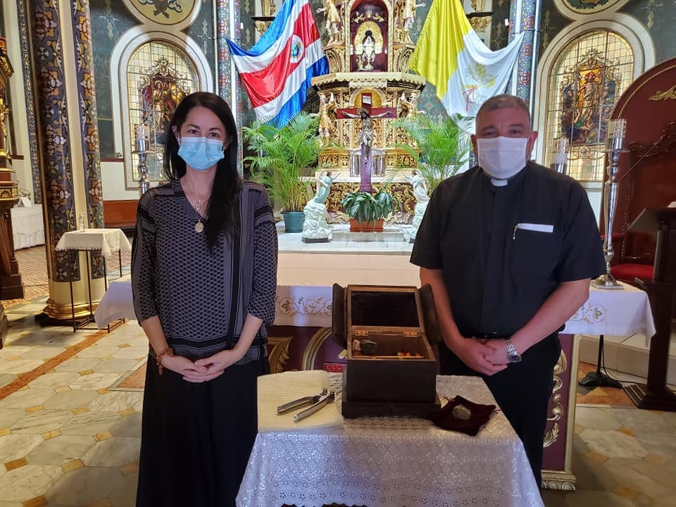 Paula Sáenz Soto es una costarricense que tiene más de 17 años de ser especialista en arte religioso y en estos momentos está realizando lo que ella considera el trabajo de su vida, un mosaico de la virgen de Los Ángeles, que será colocado en uno de los jardines del Vaticano