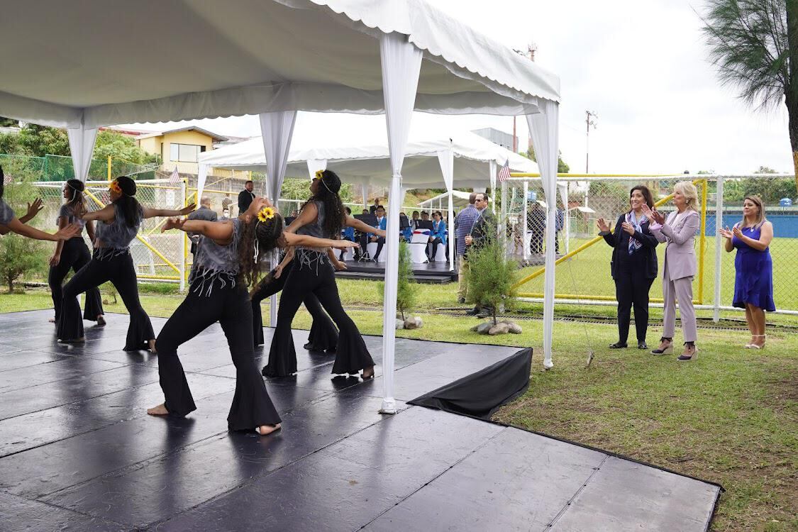 Tayra y Chelsea Burklund Guillén, dos alajueliteñitas de la pura cepa (nacieron y viven en San Josecito), casi no durmieron nada desde el viernes pasado cuando les dijeron que debían preparar una exhibición de su taekwondo para nada menos y nada más que la primera dama de Estados Unidos, doña Jill Biden