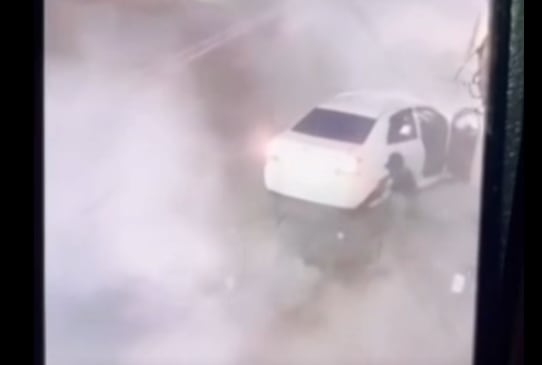 Los disparos que impactaron la calle levantaron una nube de polvo. Captura de video.