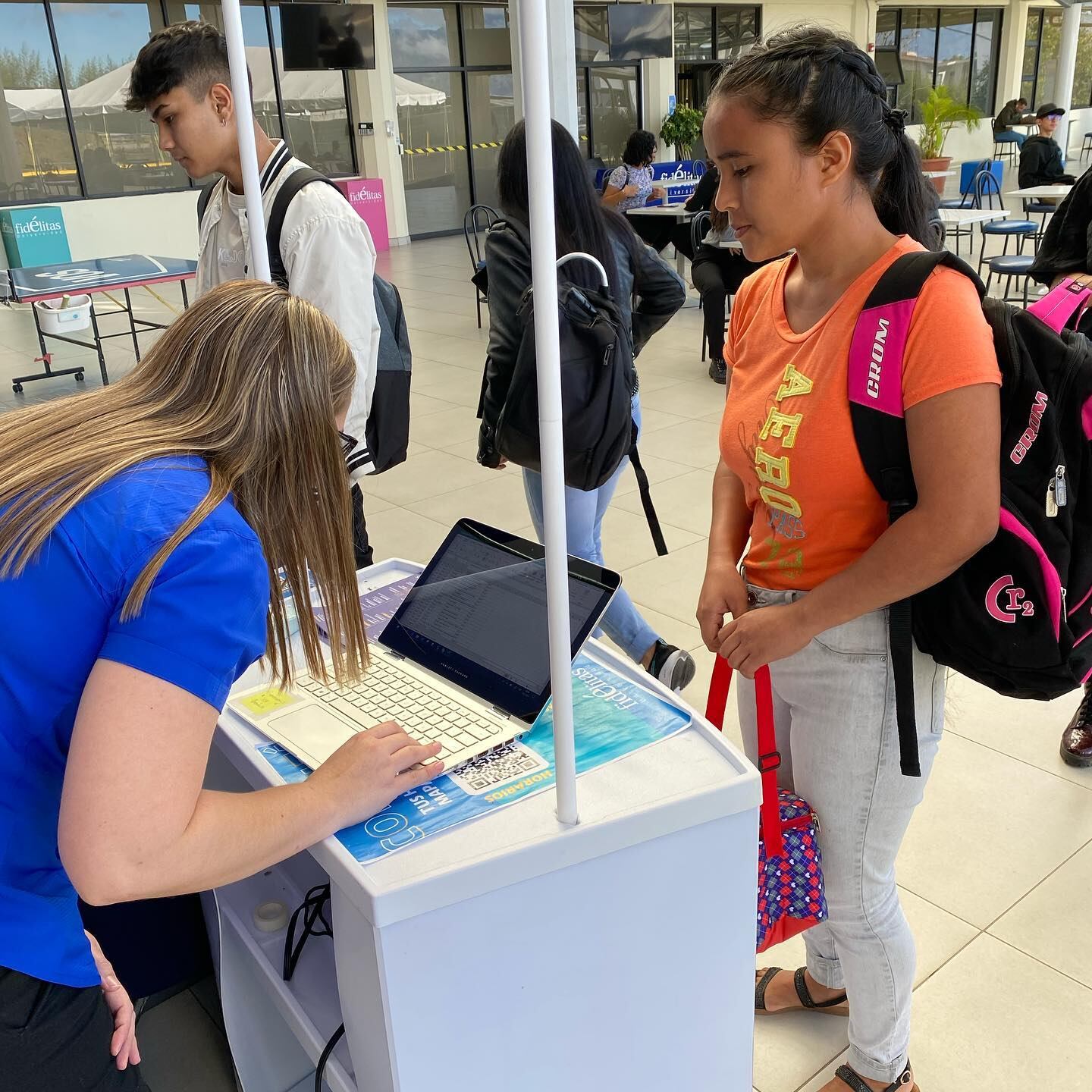 Carolina Alfaro Espinoza es una estudiante limonense que la pulsea bonito para lograr su sueño de alcanzar un título universitario, sin embargo, por más que lo intenta no logra recoger el dinero suficiente para continuar en las aulas universitarias.