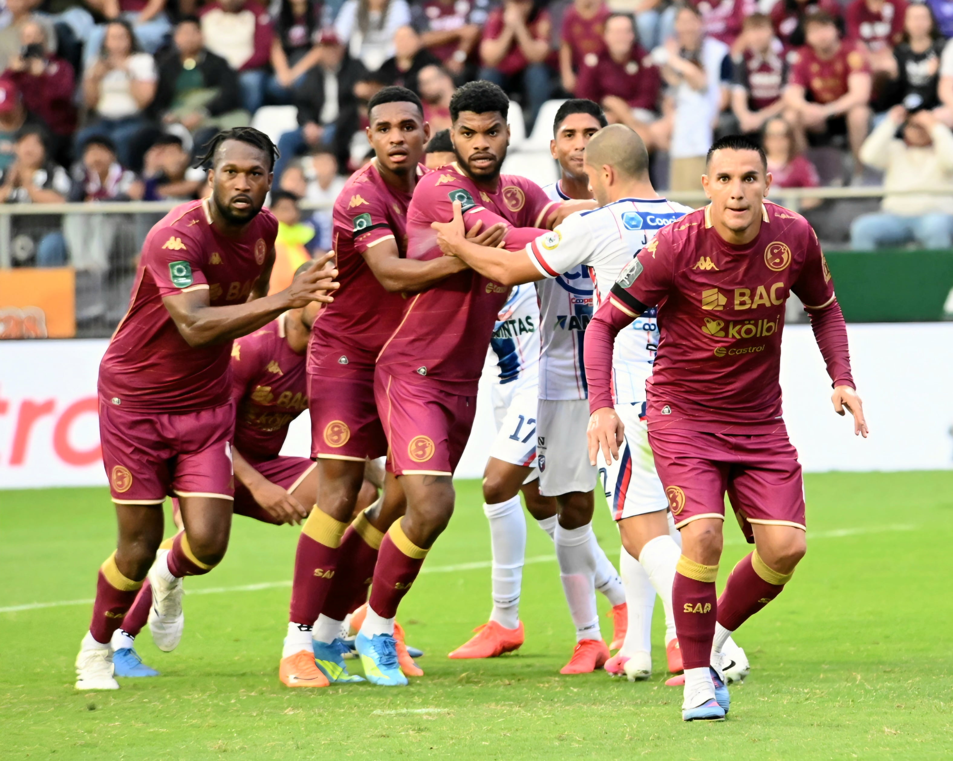 02 de agosto del 2026. Estadio Ricardo Saprissa. 16:00 hrs. El Deportivo Saprissa se enfrenta al San Carlos FC en la jornada 2 del Torneo de Apertura 2026 del Campeonato Nacional de fútbol de la Primera División. En la foto: los técnicos Hernán Medford y Walter Centeno y acciones importantes del juego. Foto: Albert Marin.