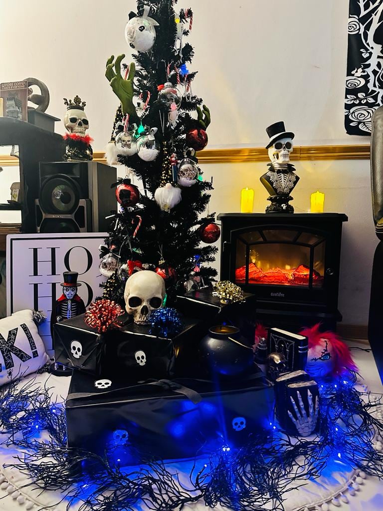 Andrea Arias le dio un toque diferente a su casa y cambió los colores tradicionales de la Navidad, para darle un toque oscuro.