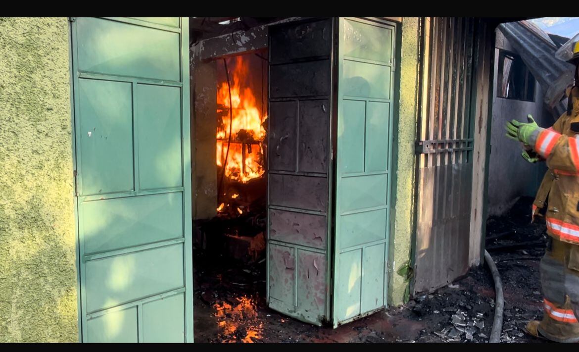 Dos adultos mayores y un menor sufrieron graves quemaduras consecuencia de un incendio que destruyó varios apartamentos frente a Finca Sonora en Carrillos Altos de Poás, Alajuela. Foto: Cortesía para LT
