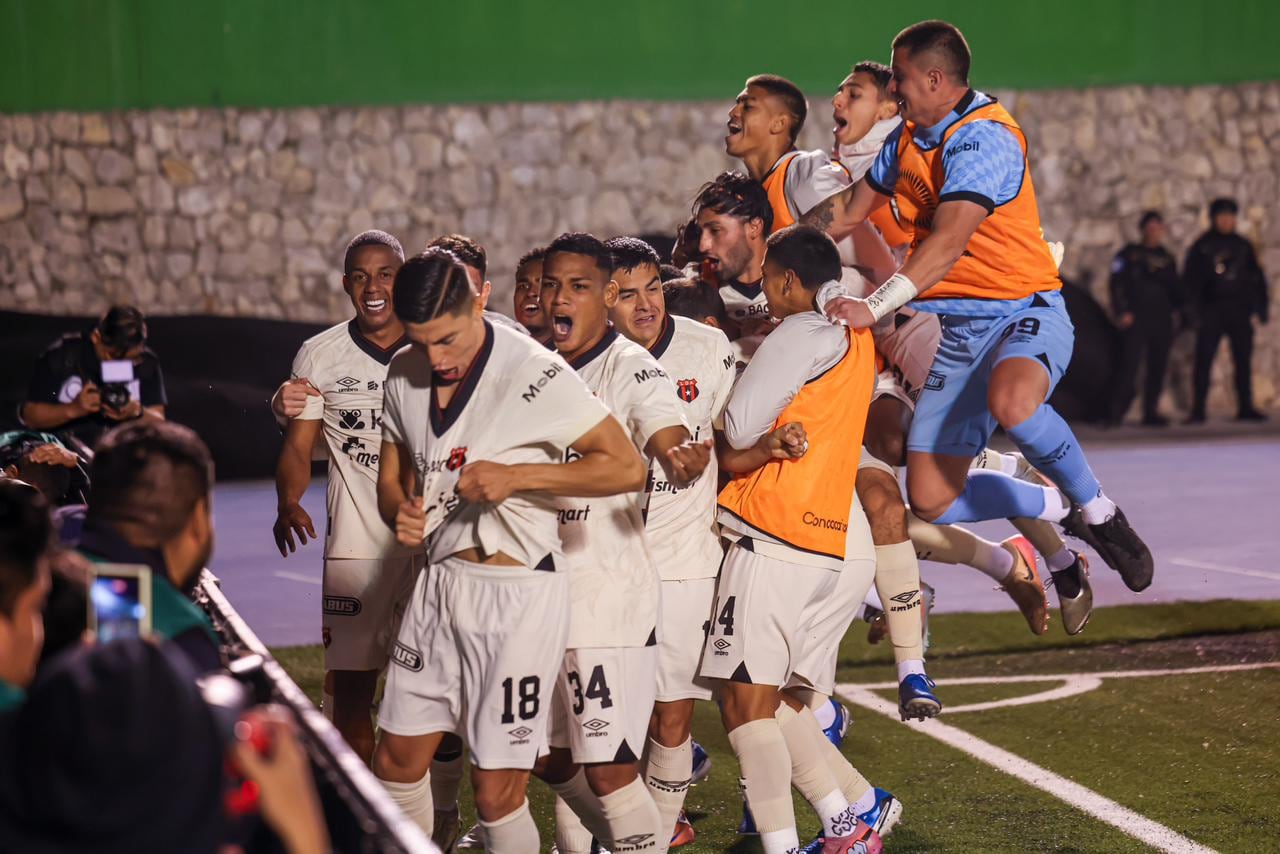 Jugadores de Liga Deportiva Alajuelense festejan en Ciudad de Guatemala, en el partido ante Xelajú que significó el tricampeonato de Centroamérica.