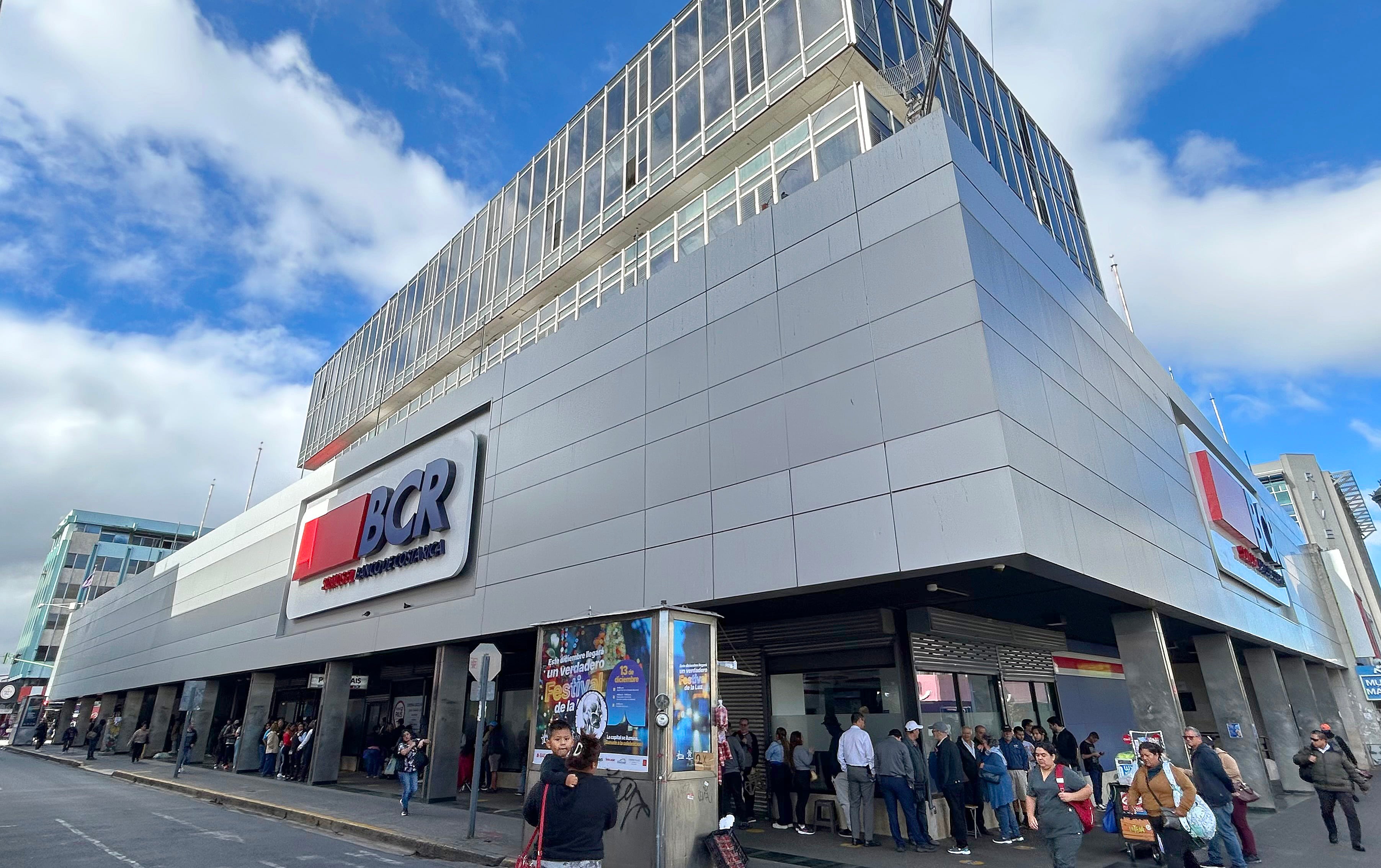 Fila para conseguir moneda coleccionable en BCR