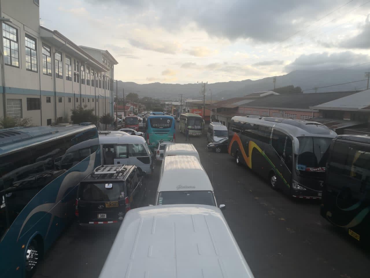Los transportistas de turismo cumplirán este primero de diciembre la cuarta noche de acampar frente a las instalaciones del ministerio de Obras Públicas y Transportes, esperando que el ministro, Rodolfo Méndez Mata, los atienda.