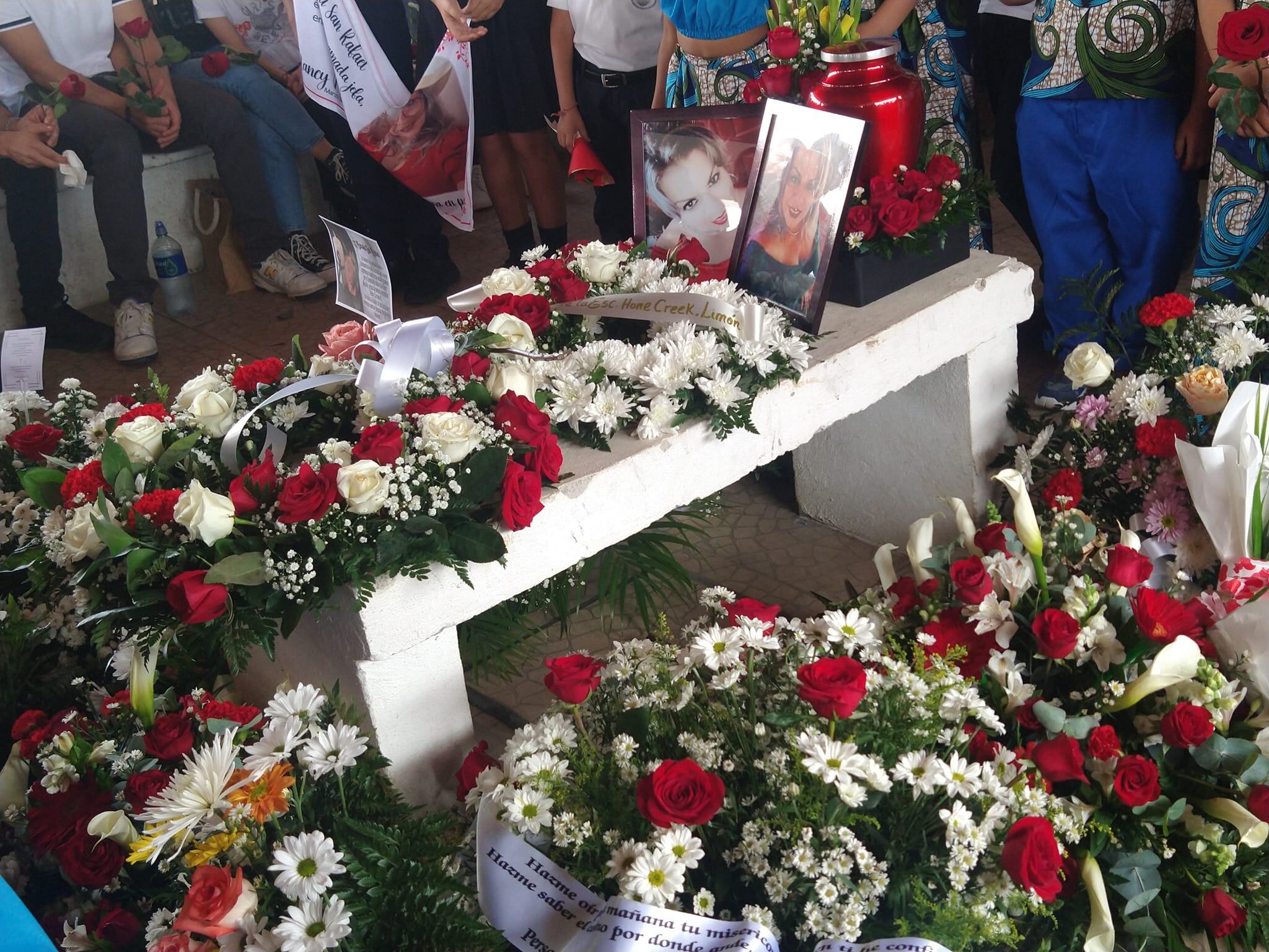 Despedida a Nancy Murillo, directora asesinada en Coto Brus. Foto tomada de Facebook.