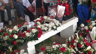 Directora de escuela víctima de cruel homicidio fue despedida en medio de rosas y niños