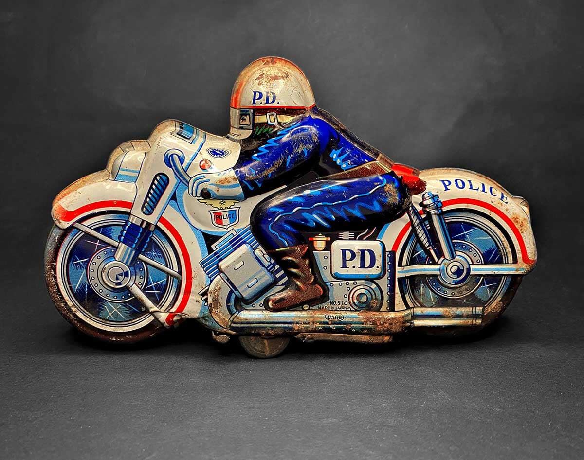 Joaquín Brenes Murillo, vecino de Desamparados de Alajuela, quien colecciona juguetes de los sesentas, setentas y ochentas, justo la época en que él fue niño y que con tanto cariño recuerda los juguetes que tuvo.