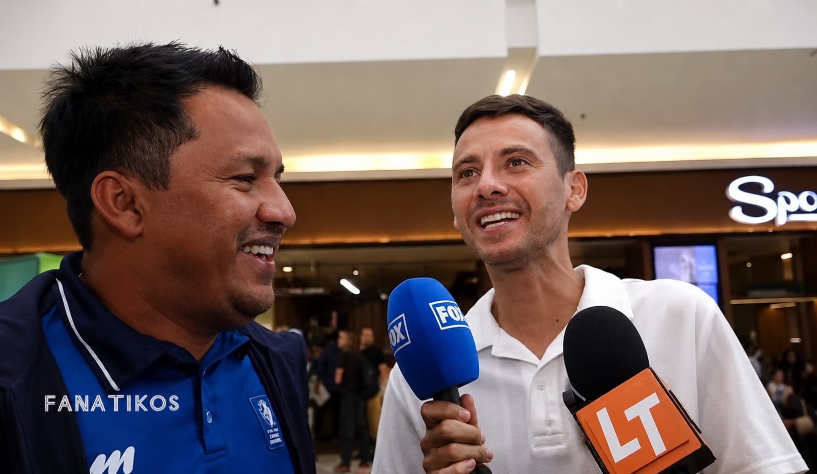 Amarini Villatoro bromeó con el periodista José Núñez.