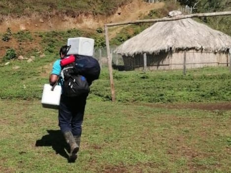 El ATAP, Edwin Herrera, junto a otros nueve asistentes técnicos de atención primaria (ATAPS) de la Caja recorren a pie la zona indígena Chirripó, que se extiende a lo largo de 96.000 hectáreas