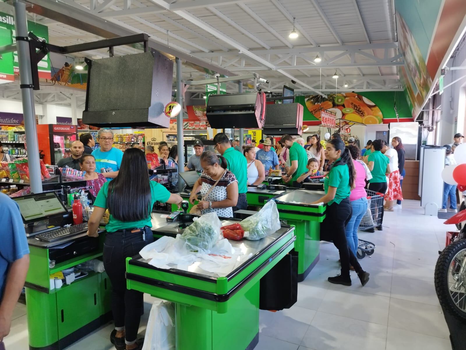 Lilliam Torrentes Estrada dejó toda su vida en La Cruz, Guanacaste, hace 23 años, en busca de un mejor futuro económico en San José. A mediados del pasado mes de marzo regresó a ese cantón guanacasteco con el título universitario bajo el hombro y trabajo fijo