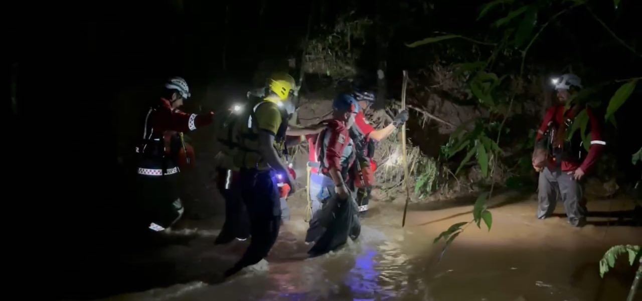 Socorristas inspeccionan el cauce del río en las cataratas de San Pedro, San Ramón, donde un vehículo cayó la noche del domingo.