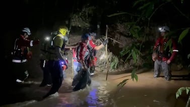 Carro cae a un río y reportan a un desaparecido
