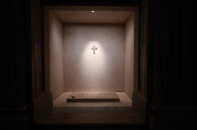 así es la Tumba del papa Francisco