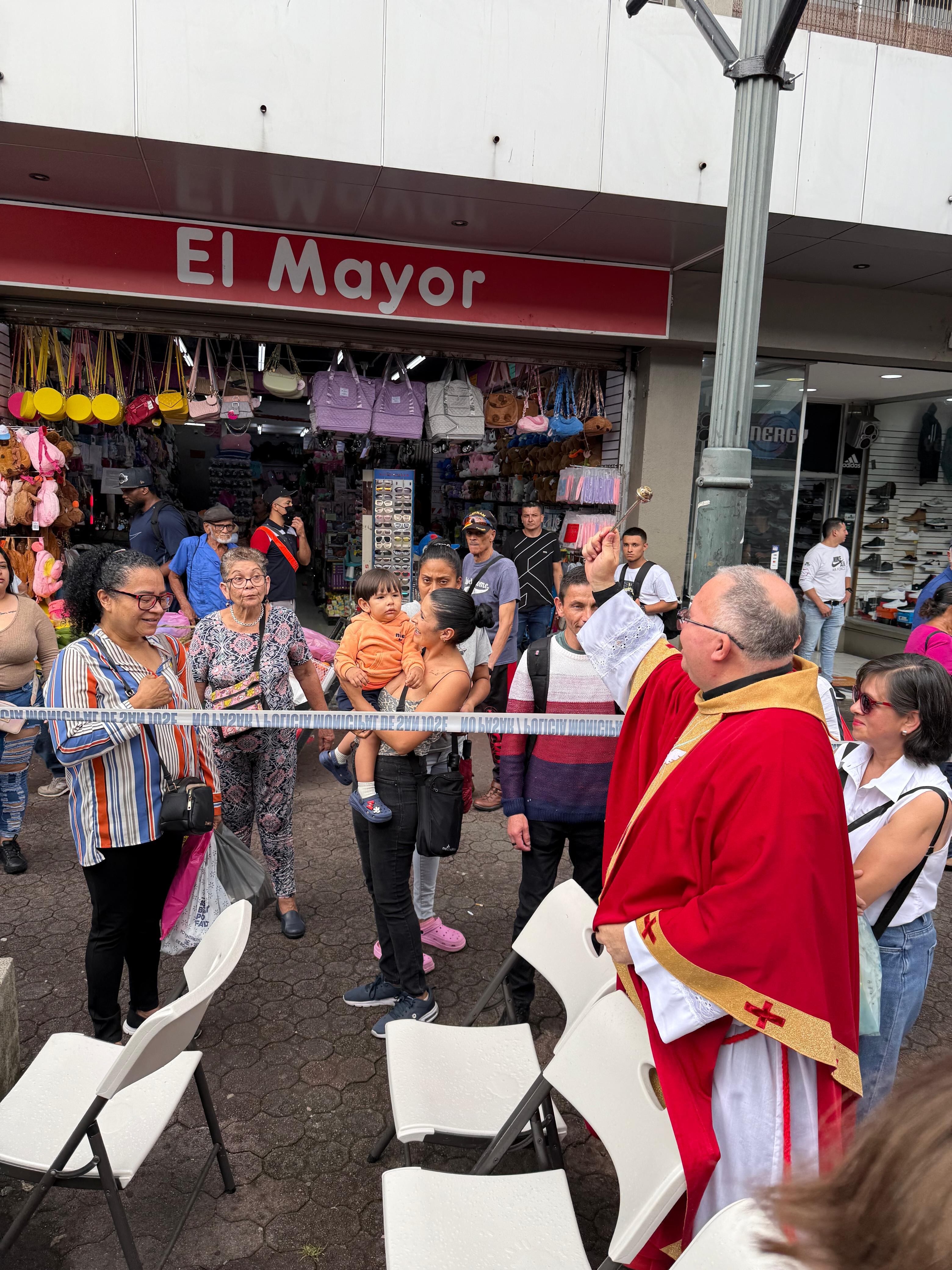 Don José Antonio Gutiérrez Leiva es un tramero de cuarta generación del Mercado Central de San José y fue él quien nos dijo: “Venga, acérquese, quédesele viendo a la imagen del Sagrado Corazón de Jesús, no deje de verla porque ahorita ella lo vuelve a ver a usted”