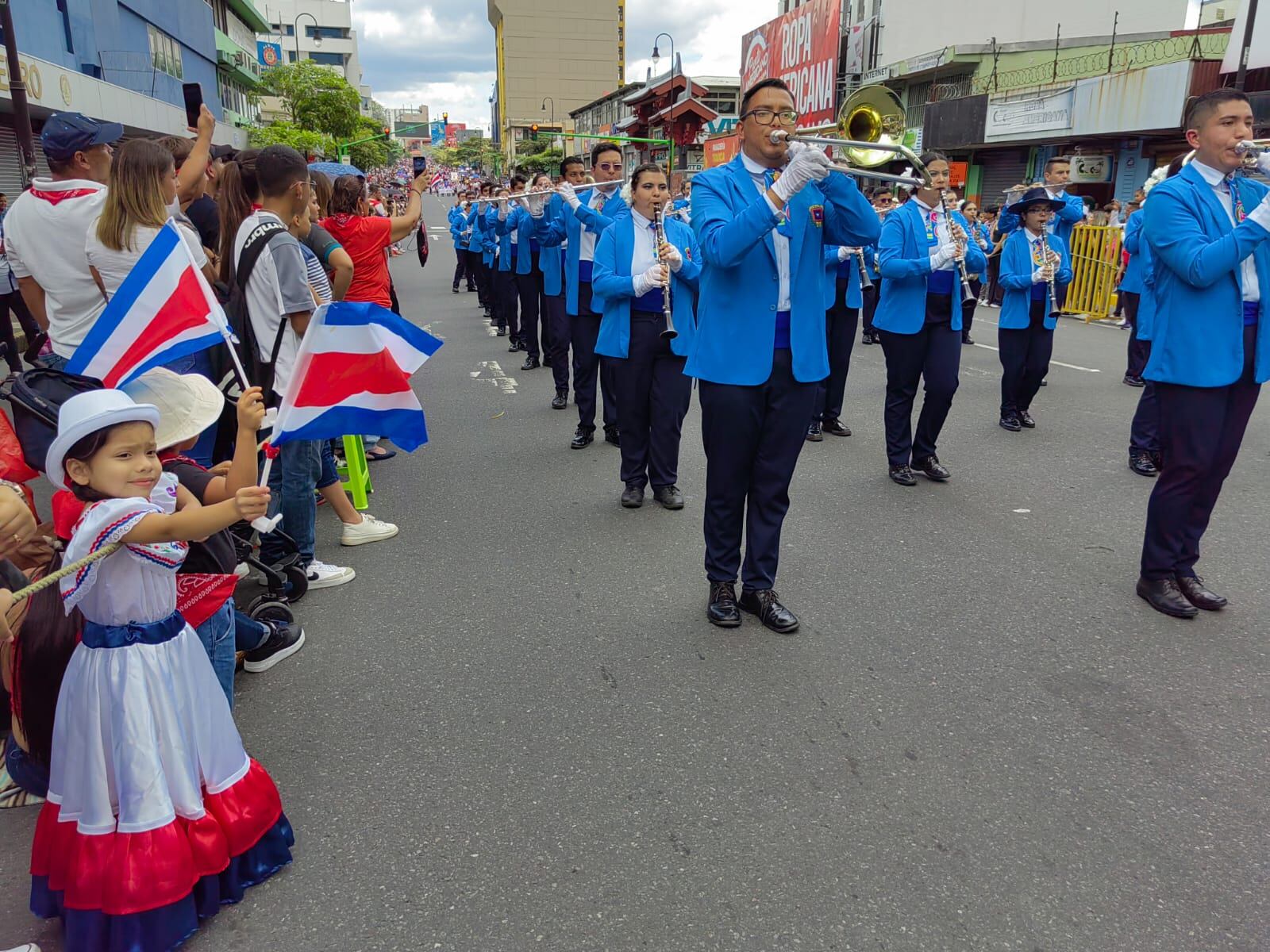 San José se vistió de blanco, azul y rojo, para celebrar con desfiles los 201 años de vida Independiente. En la foto, la niña Camila Rubio Pavón, de 5 años, celebra con su traje típico el paso de la Banda de San José