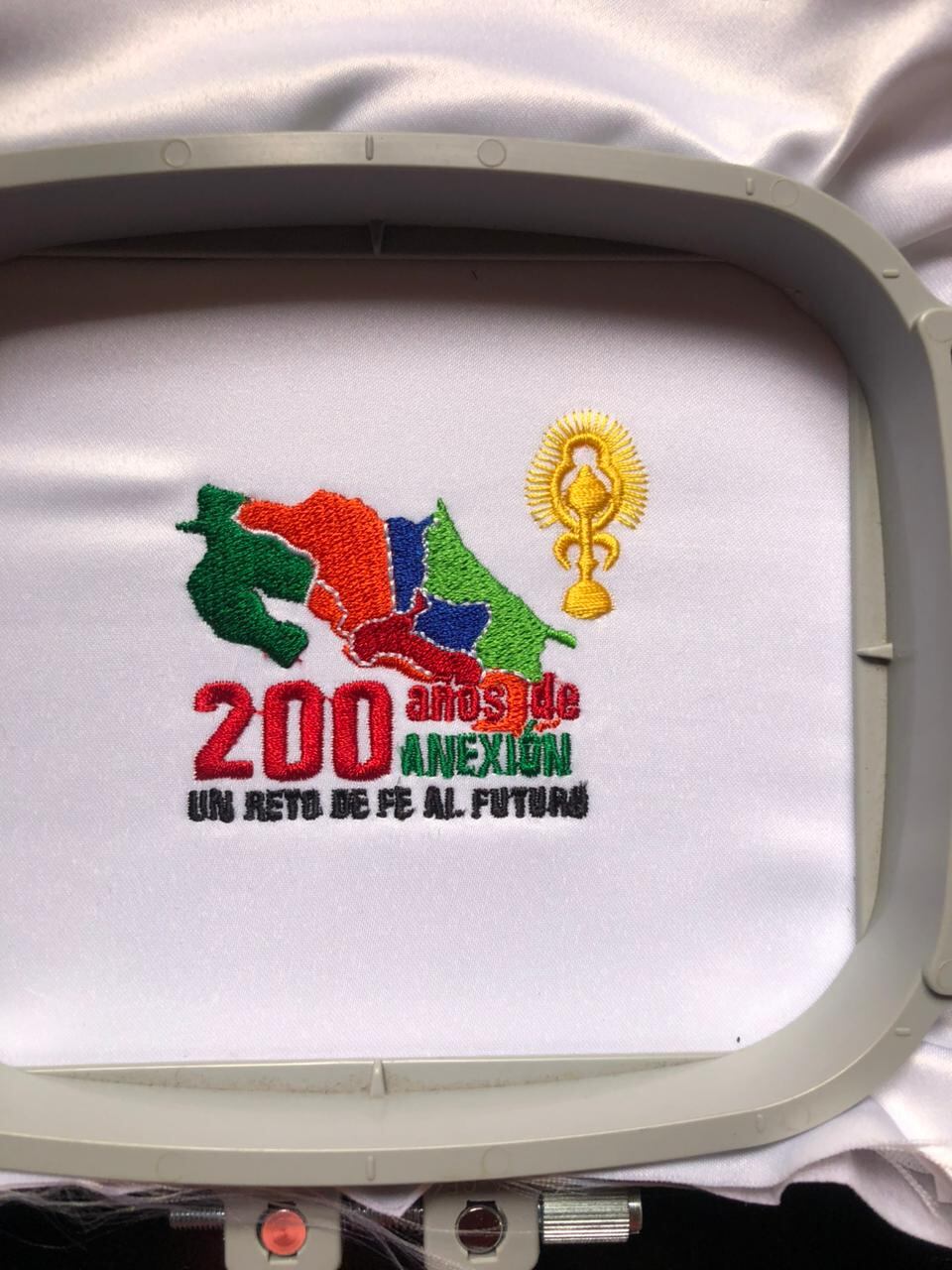 Ingrid Cortés Gutiérrez, vecina de Cartagena de Santa Cruz, Guanacaste, tiene una fe que le cabe en el corazón y en las puntadas. En el 2024 participó para vestir a la Negrita, no ganó, pero recibió bendición