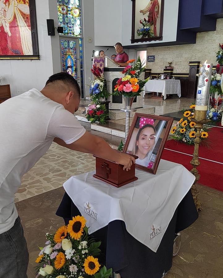 Yendry Castro García fue despedida entre girasoles, globos blancos y rosados los cuales eran su color preferido. Foto: Tomada de Redes sociales