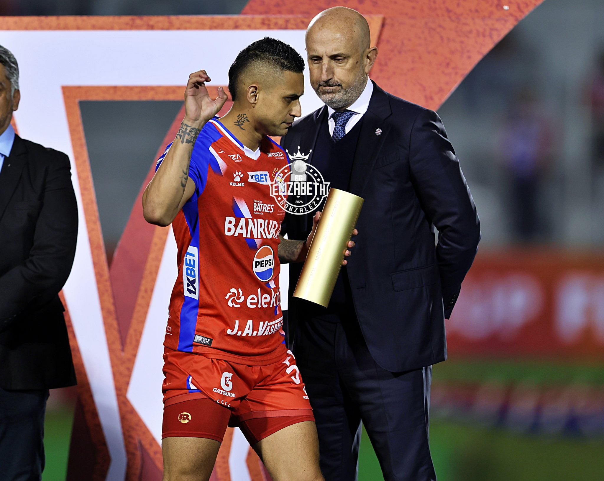 Imágenes de la fotógrafa Elizabeth González muestran el momento en que Aparicio hizo la señal de robo.