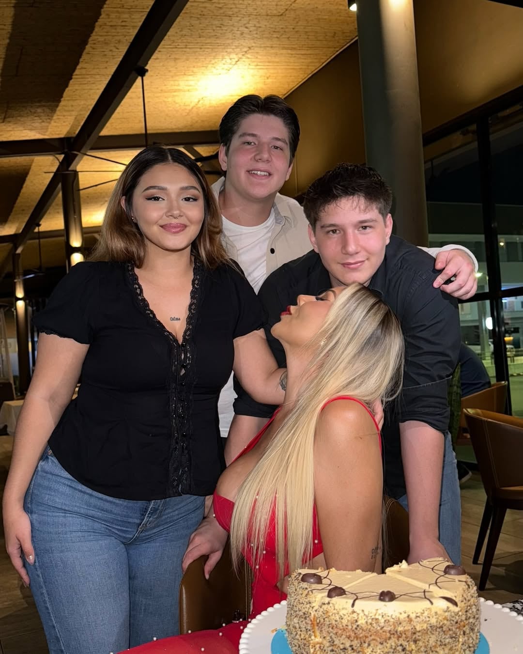 Feliz, guapísima y muy bien acompañada. Así se dejó ver la modelo Ingrid Solís en fotos que compartió en redes por motivo de su cumpleaños 40.