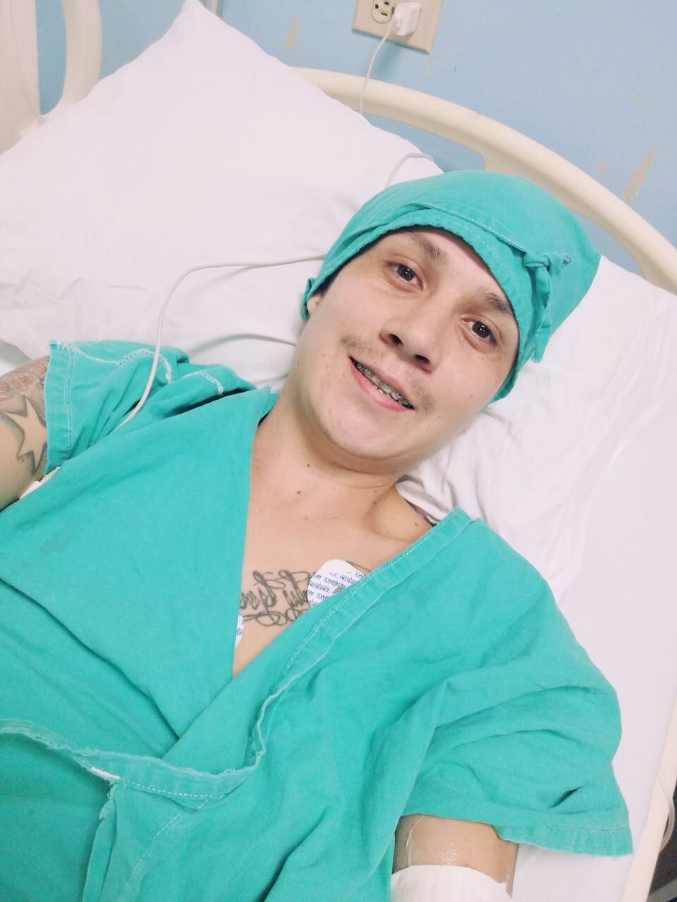 Kenneth Delgado Fernández recibió 11 balazos y vivió para contarla. En la foto en el hospital después de los plomazos.